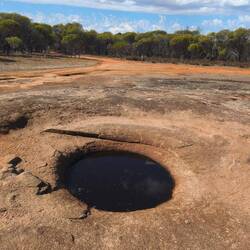 .. "Gnamma Hole" genannt