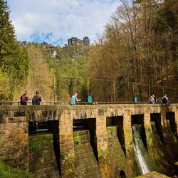 Die Lokomotive im Hintergrund