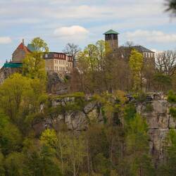 Gegenüber die Burg Hohenstein