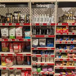 Im Supermarkt: GanzeRegalwände voller Proteinzeug