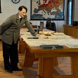 Im Koffer unten war eine Bombe platziert.