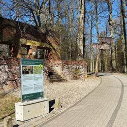 Die ersten Baracken - davon sind nur noch die Aussenmauern vorhanden.