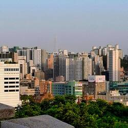 Als Schemen der Lotte Worldtower im Hintergrund zu sehen