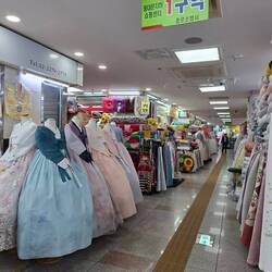 Traditionelle Kleidung der Joseon-Dynastie. Wir auch heute noch z.B. bei Hochzeiten getragen
