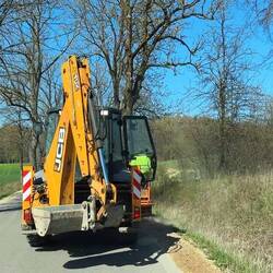 Wir hängen fast 30 Minuten hinter einem Straßenbau-Gespann fest. Überholen? Fehlanzeige!