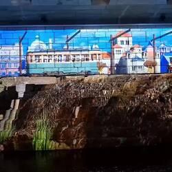 Videoinstallation unter der Brücke