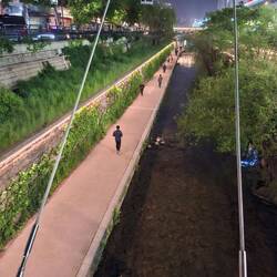 Cheonggyechon bei Nacht