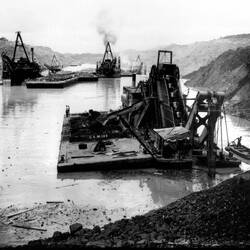 1915: Nach der offiziellen Eröffnung gehen die Arbeiten bis ca. 1920 weiter