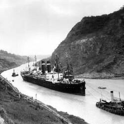 1915: Der Dampfer Kroonland wird mit Schleppern durch den Kanal gezogen