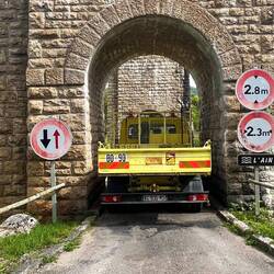 Ich würde schätzen, meiner passt da auch durch... probiere ich natürlich nicht 🤓