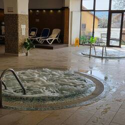 Hydromassage tub with very strong jets