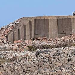 Das sind die alten deutschen Bunker, die hier überall am Strand stehen