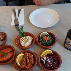 ...genießen wir nebenan sehr leckeres arabisches Essen