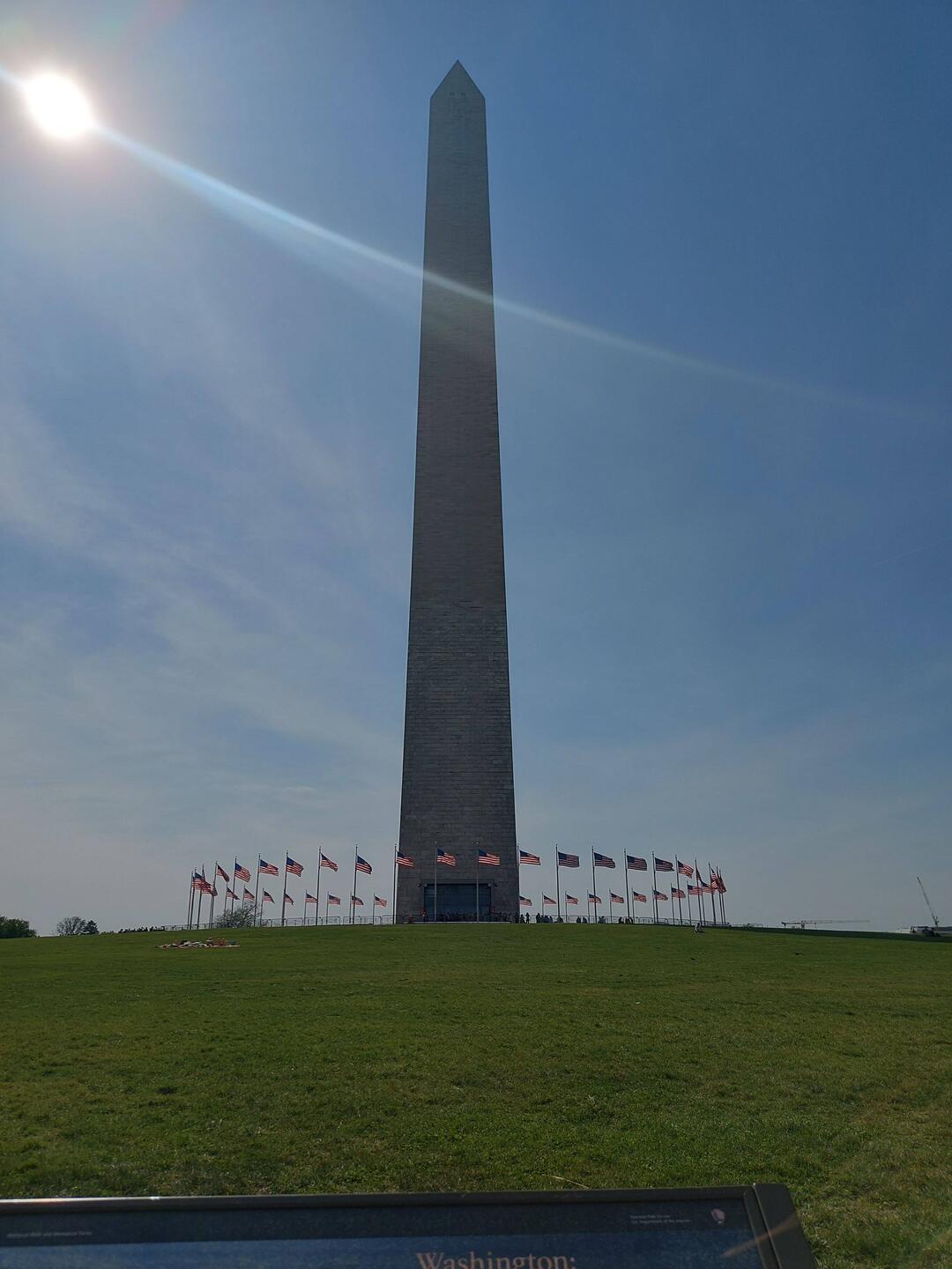 Washington Monument im Gegenlicht.