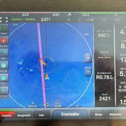 Links zeigen sich Gewitterzellen, ich weiche vom Kurs ab