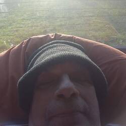 Reisender, der nicht ins Kalte will