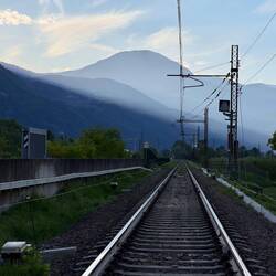 der Radweg verläuft parallel zur Bahnlinie, 23 km Gegenwind liegen bereits hinter uns