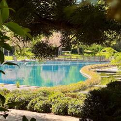 wir erhaschen ein paar Blicke auf die Außenanlagen der Therme
