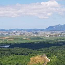Ein Foto des Tourguides mit der Aussicht auf Nordkorea. Ich durfte nicht fotografieren.