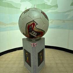 2002 war die Fussball-WM in Südkorea und Japan. Keine Ahnung, was dieser WM-Ball in der DMZ sucht.