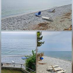 Mit Privatstrand und Liegestühle