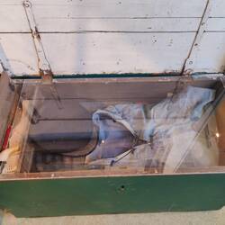 Auf die hohe Kante legen. Der Spruch kommt von diesen Kisten