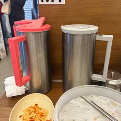 Kaltes Wasser steht bereit oder man kann es sich selbst holen. Sorry, die Dumplings sind schon weg.