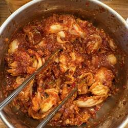 Fermentierten Kimchi gibt es fast immer kostenlos als Beilage dazu.