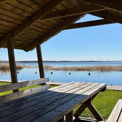 Zahlreiche Sitzbänke laden überall zu einer erholsamen Pause im Schatten ein.