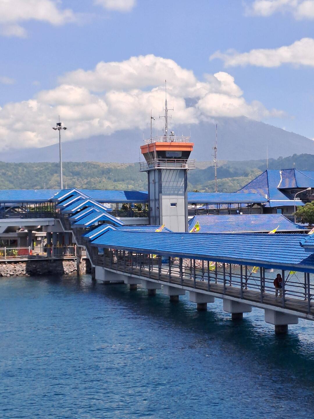 Fährhafen, im Hintergrund der Ijen