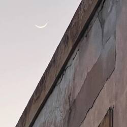 Der Mond lächelt über Lipari in meinen kleinen Innenhof...