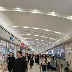 Langer Weg von der U-Bahn zu den Shoppingmalls