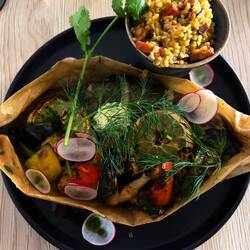 Forelle in Pergament mit Gemüse und Bulgur