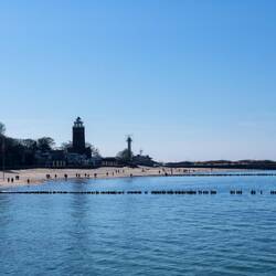 Spaziergang am Strand mit Blick auf den Leuchtturm