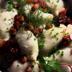 Pierogi mit gebratener Ente und einer Confitüre aus gebackenen Pflaumen, Anis, Orangen & Entenfett