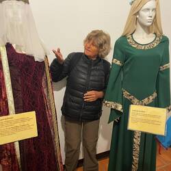 Wie wär's mit dem Kleid der Komtesse Johanna von Ponthieu für Regine?