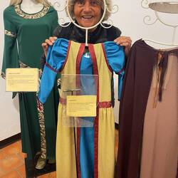 Grün: Kleid einer Hofdame/ Blaues Kleid für die Bäuerinnen
