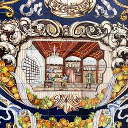 Die Fliesen an der Fassade wurden erneuert, anscheinend originalgetreu.