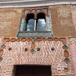 Casa de Ajimez. Mudejarfassade mit arabischem Zwillingsfenster