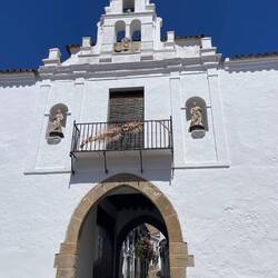 ... direkt neben dem Zugang zur Altstadt, der Puerta de Jerez.