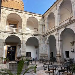 Innenhof des Castillos, heute ein Parador (Luxushotel)