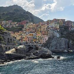 Die farbigen Häuser von Manarola und typisch für die Cinque Terre