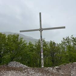 Wir erreichen problemlos das erste Gipfelkreuz.