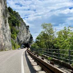 La route est taillée dans la montagne