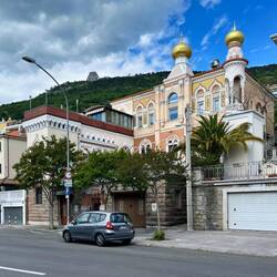 Déjà des influences diverses à Trieste : église contemporaine tout là haut et toitures globe