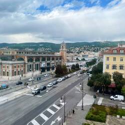 Vue sur la ville, ses collines, ses maisons colorées