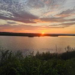 Sonnenuntergang über einem See neben dem Stellplatz