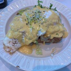 Brot, Salat und Spiegeleier drauf mit Sauce - klar Hollandaise, was sonst😀