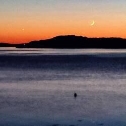 Die Mondsichel kriecht die ganze Nacht lang der Sonne hinterher und geht nicht unter 😅