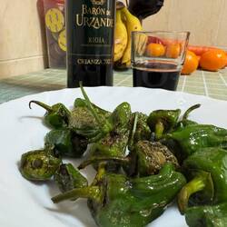 Pimientos de Padrón, Pfanne, Olivenöl, Meersalz. Lecker!